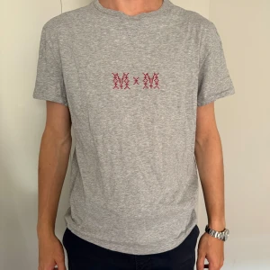 Maison margiela - Maison margiela tshirt i grått, knappt använd.