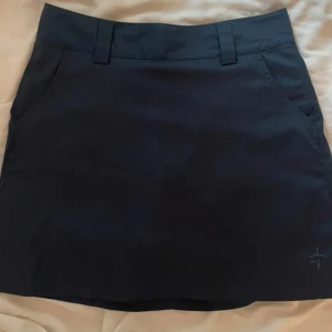 Superfin golf kjol - Nyskick  Aldrig använd  Kostym material Cross sportwear Stl 36 