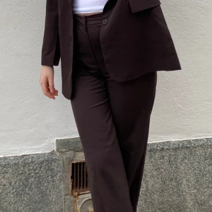 Bruna kostymbyxor  - Bruna kostymbyxor från bikbok i storlek 38🥰 I bra skick 🤩