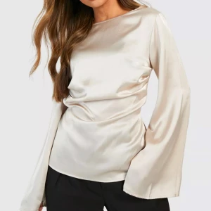 Satin topp - Seljer denna super snygga satintoppen som tyvärr inte kommer till användning!💕🥂