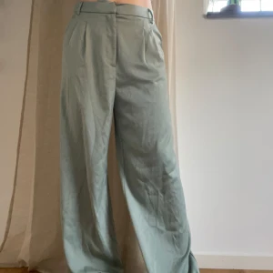 Kostymbyxor  - Säljer mina turkosa kostymbyxor. I fint skick❤️ De är för långa för mig som är 168 cm✨