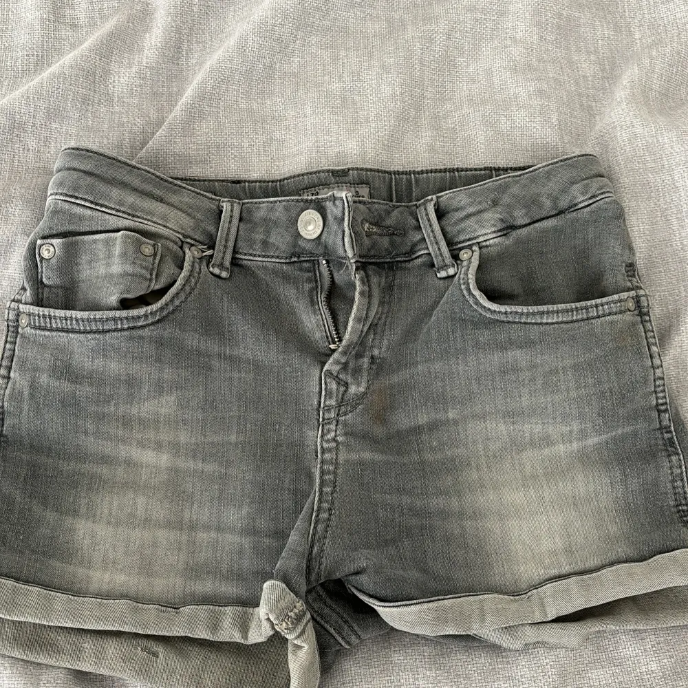 Säljer mina lågmidjade jeans shorts pga att jag inte använder de längre. Använd nån enstaka gång men i väldigt bra skick. Storlek 158cm ( 13-14 år) . Shorts.