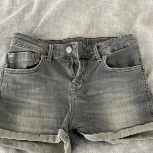 Ltb lågmidjade jeansshorts  - Säljer mina lågmidjade jeans shorts pga att jag inte använder de längre. Använd nån enstaka gång men i väldigt bra skick. Storlek 158cm ( 13-14 år) 