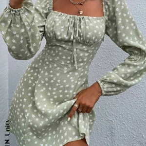 Klänning - En urgullig klänning från Shein, storlek M men passar även som en S!🧚🏽  