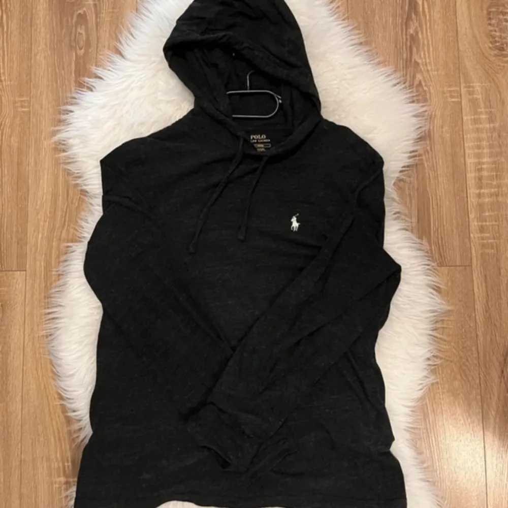 Sjukt fet mörkgrå Ralph lauren hoodie i storlek M! Hör gärna av er vid ytterligare frågor!🤝🏻. Hoodies.