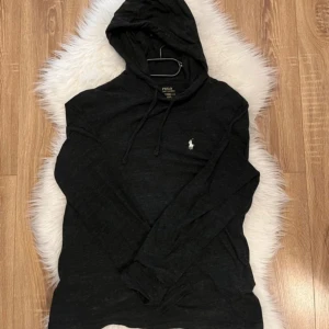 Ralph lauren hoodie - Sjukt fet mörkgrå Ralph lauren hoodie i storlek M! Hör gärna av er vid ytterligare frågor!🤝🏻