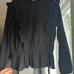 Blus - Säljer en blus från Lindex💕tröjan är använd ett fåtal gånger och passar mig som brukar bära S