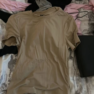 T shirt - Aldrig använt , nyskick