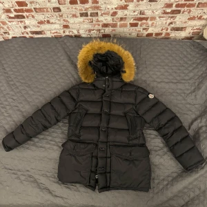 Moncler jacka  - Äkta ! Nypris 28000kr  Skriv om du har frågor. Svarar snabbt:)
