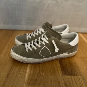 Phillipe modell skor  - Olivgröna phillipe modell skor. Skick 8/10. Strlk 42