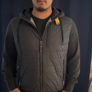 Para jumper cardigan  - Jag säljer min para jumper cardigan eftersom att jag vill göra av mig med mina kläder som ligger i garderoben, cardiganen är i perfekt skick. Priset kan diskuteras i snabb affär.