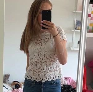 Vit spets tröja - Vit spets tröja med lite öppen rygg