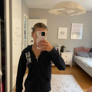 Gant tröja - Nästan helt ny marinblå gant zip hoddie, använd några gånger förra året. Säljs pågrund av att den inte kommer till användning. Säljer för unge för 200 men pris kan diskuteras! 🥰