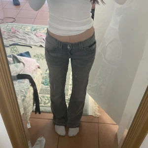 Lågmidjade jeans  - Midjemåttet är ca 35 och innerbenslängden är 76. Storlek 152 men jag har sprätat dom så dom ska passa mig som är ca 160. Kan inte frakta utan bara mötas upp i Malmö! 💕