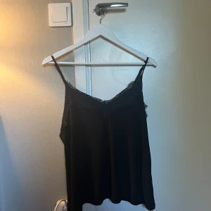 Spetslinne - En jättefin spetslinne ifrån new yorker❤️ är storlek M men passar mig som har Xs s efter som man kan justera banden💞