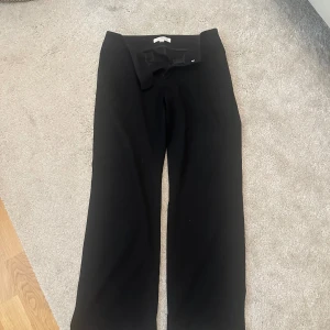 Alobha label byxor! - Jätte fina kostym byxor från alobha label i storleken xxs men passar xs och s🥰