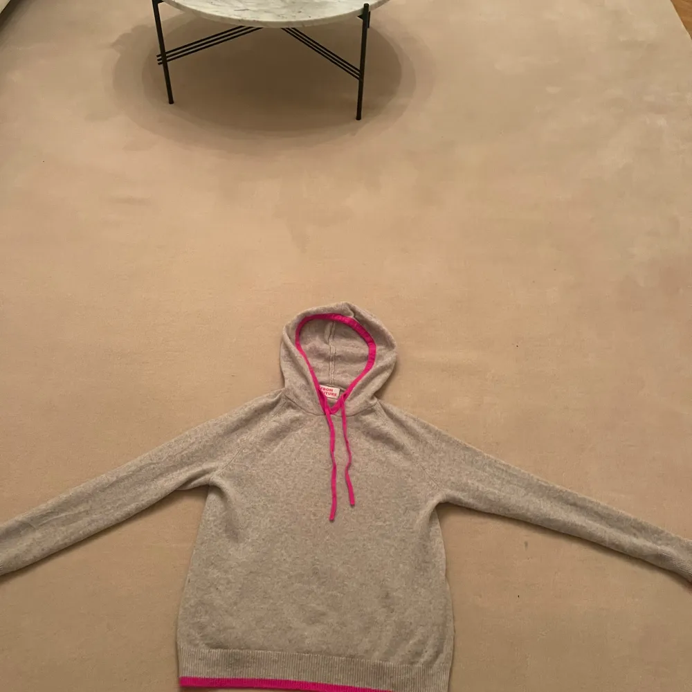 En nästan oanvändbar hoodie med rosa konturer och helt kashmire!. Tröjor & Koftor.