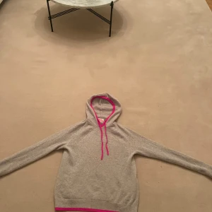 From future tröja - En nästan oanvändbar hoodie med rosa konturer och helt kashmire!