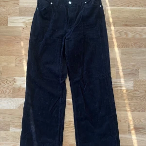 Byxor - MONKI - Säljer ett par svarta, ribbade jeans från MONKI. Utsvängda/Raka. Använda hyfsat i början, mycket bra skick! 