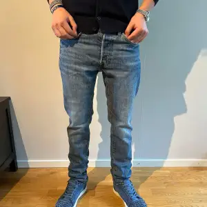 Skit snygga jeans i storlek 32/32! Har sjukt snygg blå färg med lite fade! Har några stygn på bakfickan! Kan gå ner i pris vid snabb affär! Bara att höra av sig vid frågor!🙌