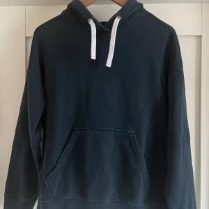 Nudie jeans tröja - Säljer nu min nudie jeans tröja som är för liten. Storlek S. Skick 8/10. Den har  defekter förutom ett litet hål på ryggen. Tveka inte på att höra av dig om du har några funderingar.