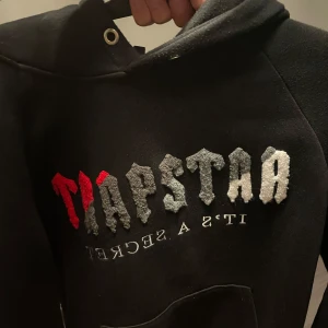 Trapstar hoodie - Säljer min Trapstar hooide för att jag inte använder den längre. Byxorna är sålda men har hoodien kvar. Skicket är helt okej. 
