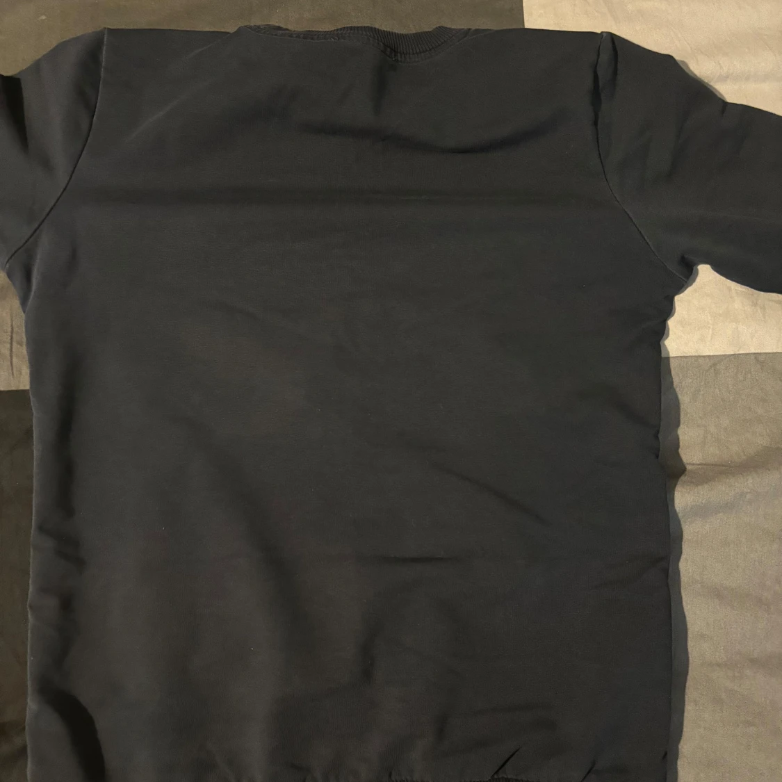 Svart tröja  - 90
