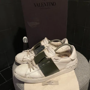 Valentino Open - Tja ! Säljer dessa Valle opens. Användt skick, finns en hel del defekter men i helhet mycket liv kvar! All og medföljer såsom box, dustbag, extrasnören. Orginal sulor saknas. Vid frågor är det bara att höra av sig ! Allt gott 🙌