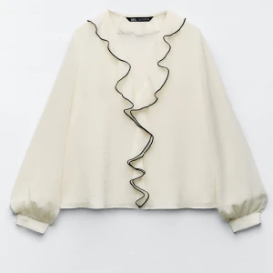 Vit blus  - Säljer denna fina eleganta blusen som kommer ifrån ZARA den är jättefin till vardags men passar också till fest. Den säljs inte längre.