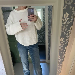 Vit stickad tröja från lager157 - Vit stickad mer vida ärmar i storlek M! Supergo tröja i fint skick då den är väldigt sparsamt använd❤️ Den är i storlek M men passar fint och lagomt oversized på mig som vanligtvis har storlek xs!