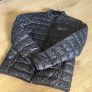 Ea7 Emporio Armani Jacka - Riktigt fin Armani jacka i storlek S, passar även M.  Skick 8/10 knappt använd  Äkta såklart. Nypris: 1600kr