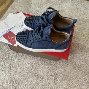 christian louboutin skor - Säljer mina as feta loubs i jätte fint skick, dem har inga skador utan bara lite tecken på användning, inget man märker. Allt og kommer med och även kvitto. Hör av dig om du skulle ha övriga frågor;) storleken passar både 41-42:)
