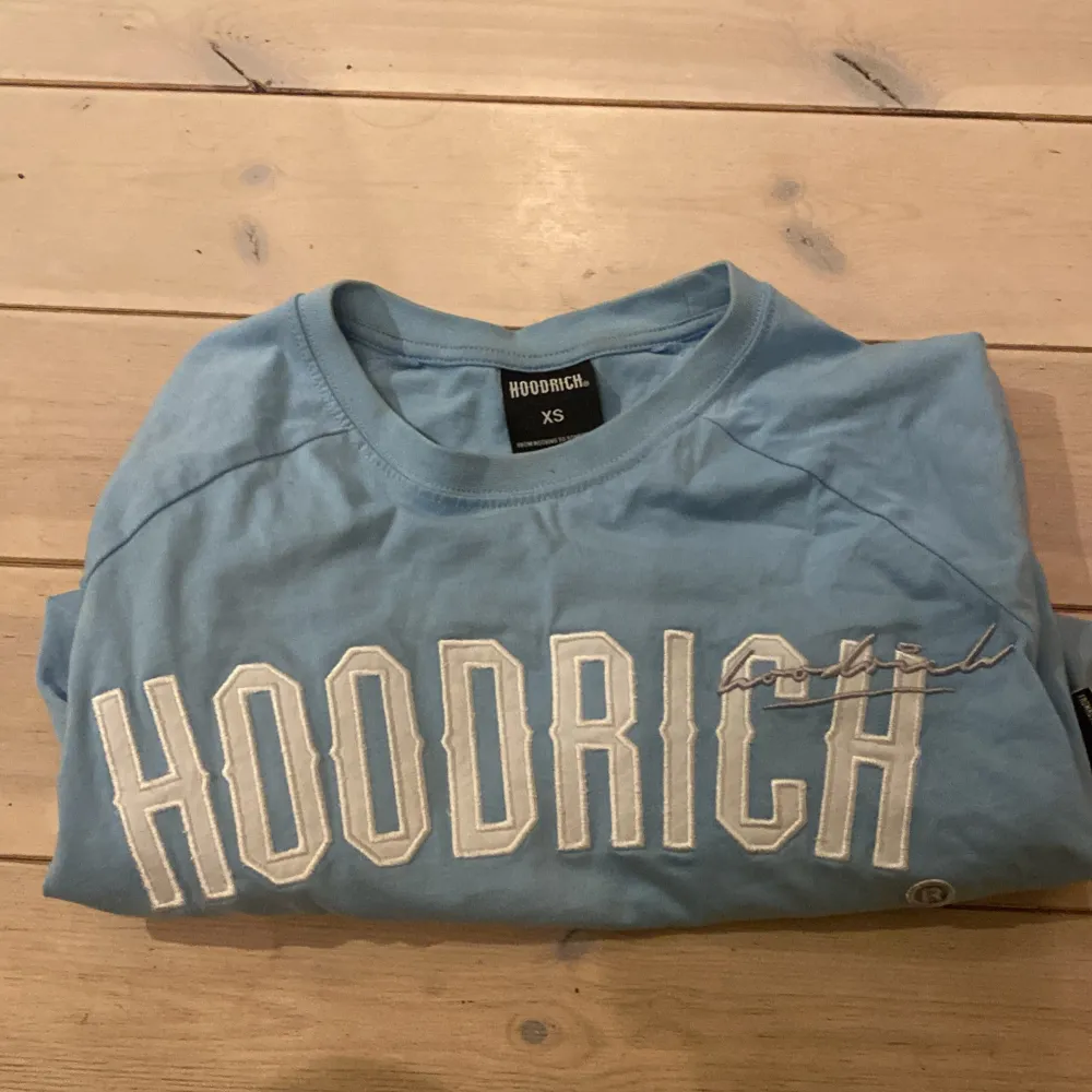 säljer mina 2 Hoodrich T-shirts. båda två är typ helt oandvänd. båda två kostar 250 kr. köptes på jd sports i Stockholm. det står xs men är jätte stor i storleken. passar S och M. hör av er. posta inom 2 dar. T-shirts.