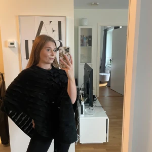 Svart kläd poncho  - Säljer denna svarta kläd poncho. Använd några gånger men den är i väldigt bra skick. Storlek S. 