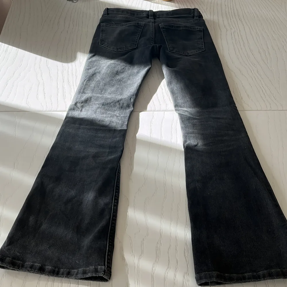 Bra skick använda 4-5 gånger, storlek 134, kommer från Gina Young, mörk grå, Stockholmsstil, väldigt snygga. Jeans & Byxor.