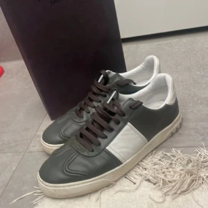 Valentino flycrews  - Säljer mina valentino flycrews. Storlek 43 1/2. Obs 3 nitar saknas. Men går att köpa på deras hemsida.