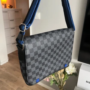 Handväska - En superfin handväska som legat oanvänd i garderoben! Perfekt storlek. Bandet går även att göra både längre o kortare. 💙🤍🖤