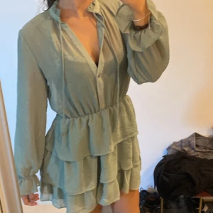 Zara klänning - Super snygg zara klänning, köpt här på Plick men har själv inte hittat tillfälle och använda och därför säljer jag vidare! Den är genomskynlig på överkroppen så rekommenderar att ha med ett linne under! Ganska kort!! Jag är ca 164. Skriv vid frågor🥰