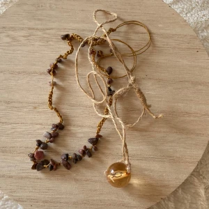 Halsband - Fina halsband, säljes som ett paket! Justerbar längd på båda men det med stenar blir max 62 cm och det med kulan blir max 74 cm. Kan skickas med frimärke 22 kr. Säljer massor av smycken, samfraktar gärna