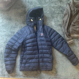 Fjällräven jacka  - Tja! Säljer nu denna fjällräven jackan som är perfekt för både vinter ❄️ och höst 🍂  Skick-10/10❗️nypris ca 4500, vårt pris 1699kr❗️jackan är som helt ny i strl M❗️