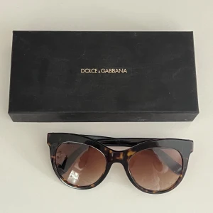 Dolce&gabbana solglasögon  - Säljer mina solglasögon från dolce&gabanna då jag aldrig använder dem, dem är köpta för ungefär ett år sedan och är väldigt sparsamt använda och använda fåtal gånger. Kartong, fodral och äkthetsintyg följer självklart med. Nypris på dem var 2249kr.🌸🩷