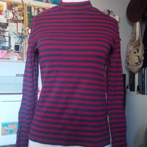 Randing turtleneck - En röd och marinblå långarmad turtleneck med en liten/halv turtleneck. Mjukt material, skön att ha på sig. Har bara burut den 2 gånger