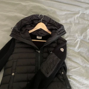 Moncler Cardigan - Säljer min Moncler cardigan den är unisex så funkar till både Dam och herr. Storlek M men sitter som en  S 