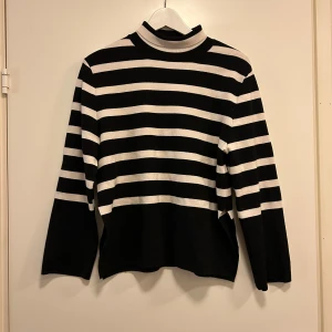 Hm randig tröja - Använd få gånger  Väldigt bra skick