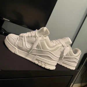 Louis Vuitton skor  - Varan är 10/10 skick andvända fåtal gånger dem är riktigt snygga dem är INTE ÄKTA men jätte bra kvalite inget smuts eller något sånt Storlek 41 men passar mig som nästan har storlek 43  Skriv för mer bilder eller andra funderingar!  INGEN BOX 