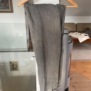 Gråa zara jeans - Bra skick, lite för stora för mig 