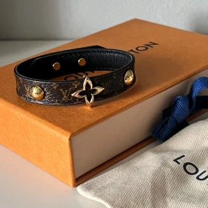 Louis Vuitton Blooming bracelet - Säljer mitt Louis Vuitton då det inte kommer till användning längre. Det är i gott skick. Kvitto, låda osv kommer med🤎
