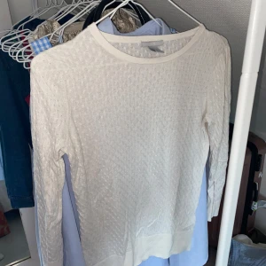 Vit tröja  - Vit tröja från hm i storlek M, men passar mig som har xs/s