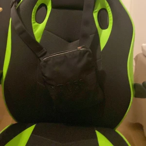 Hej ja säljer min Hugo boss axelväska använder inte längre lite förstörd på texten men annars gott som ny  - Den är i ganska bra skick !!