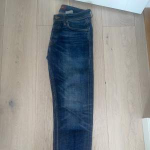 Hej, Säljer nu dessa tvär snygga Jeans! Dem sitter riktigt bra, inte för tajta men absolut inte för luftigt eller hängigt. Var inte rädd för att höra av dig vid frågor, Svarar gärna! Pris kan diskuteras vid snabb affär👏